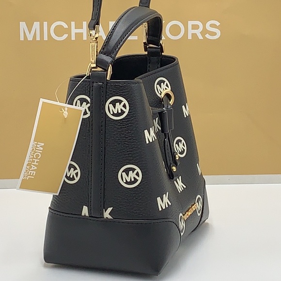 MICHAEL KORS
Mercer Small Logo Embossed Leather
Bucket Bag
COLOR BLACK - Picture 5 of 15